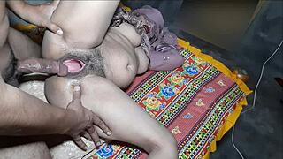 Kuuma MILF step-täti houkutellaan ja pannaan desi chudaissa.