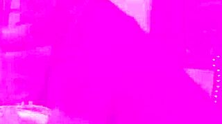 Hornede Scarlett Alexis kæmper med stud for MILF Lauren Phillips' fisse.