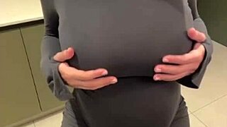 Mačehine velike mlečne joške me spravljajo ob pamet