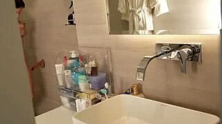 我那巨乳继母在淋浴中夺走了我的处女！