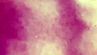 熟女阴户特写闪现，棕发脱衣