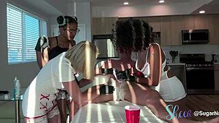 فتيات إيبوني يستضفن حفلة شفط قضيب بعد الحلاقة