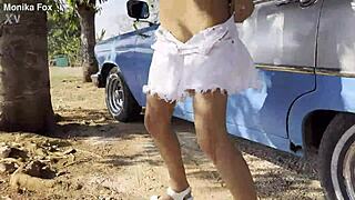 Wow, sfacciata Monika Fox piscia all'aperto con tette nude sotto albero gratis