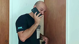 MILF με μεγάλα στήθη ρουφάει πούτσο και κώλο