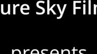 哇！厨房里娇小熟女奴隶戴肛尾塞，双插内射！