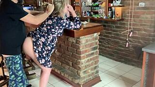 Woedende stiefmoeder betrapt me terwijl ik afruk op haar naaktfoto's. Ze spankt mijn grote kont met vieze praat.