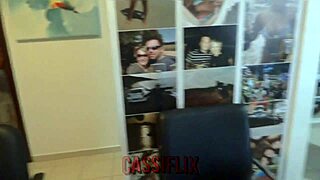 Îmi place să-mi arăt curul blond pentru distracție anală