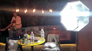 Zlá vdaná blondýna má horkou píču, která hoří při zákulisním skupinovém sexu. Olizuje a polyká každou kapku.