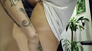 يا رجل، أنا أنيك صديقتي السابقة خلف ظهر صديقتي الجديدة