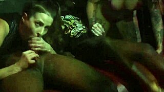 Helena Price et Luci savourent de grosses bites noires au théâtre adulte pendant que des voyeurs regardent et se branlent. Partie 1.