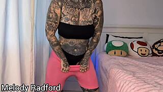 MILF de tetas grandes experimenta leggings de academia.