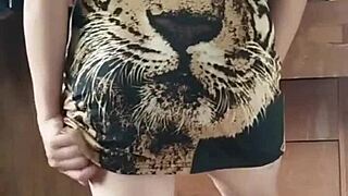 Spioneren op Colombiaanse buurvrouw's lekkere lichaam onder minirok. Haar curves zijn te heet om te negeren!