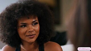 Gata ebony mergulha em trio lésbico quente com amigas