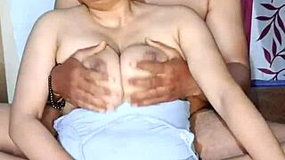 Деси красотка Alisha Bhabhi демонстрирует большие сиськи и голую киску!