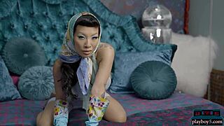 Μεγάλα στήθη Ασιατική MILF Asa Akira γδύνεται σε σόλο softcore πορνό βίντεο