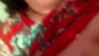 แม่เลี้ยงจับควยให้จอห์นนี่ เย็ดสุดๆ ร้อนแรง