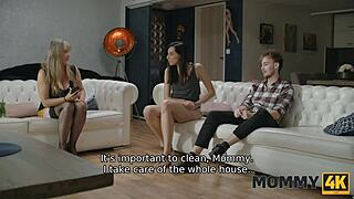 Доит мачеху в дикой запретной секс-сессии