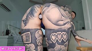 MILF примеряет микро бикини с вибрирующей анальной пробкой?