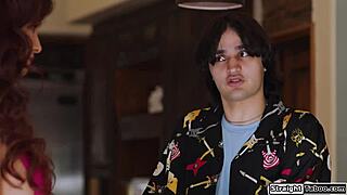 Proč si nehrát se svou velkou prsní nevlastní mámou dnes?