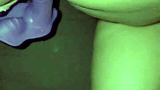 Doble Penetración en Perrito con Filipina Sexy Usando Vibrador y Polla Dura