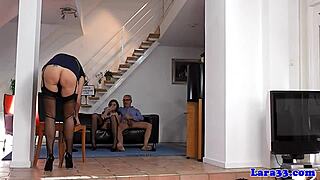 İngiliz Milf Sıcak Üçlü Aksiyonda Doggystyle Yapıyor