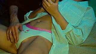 Älskare smeker trosor för intensiv orgasm och fingerklimax