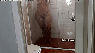 ستيبموم لاتينية تترك الباب مفتوح عشان أتجسس على صدرها ومؤخرتها الكبيرة