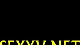 Θαυμάσιο καυτό σώμα λάμπει σε παρθένα σεξ δράση