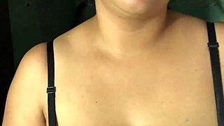 Madrastra atrapa a hijastro viendo vídeos XXX y se pone cachonda para jugar sola