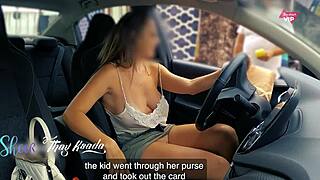 Je suis si coquine à taquiner le vendeur de tapis sans culotte