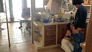 החבר שלי מזיין את האישה שלי מאחורי הגב בבית