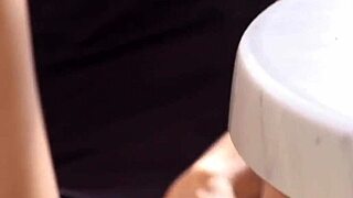 Klassisk solo asiatisk milf føler intens nydelse fra onani