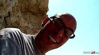 Hubená zrzka zralá sebere na pláži pro anal mladý 18+ chlap.