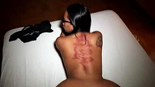 后妈和继子同床，结果干起来，有英文字幕