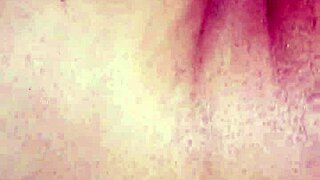 वह रोती हुई टाइट अस में ह्यूज कॉक लेती है।