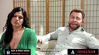 فتاة نحيفة سميكة فيك تنضم لزوجين ساخنين في ثلاثية قاسية. ديفيلز فيلم يلتقط كل لحظة حارة!