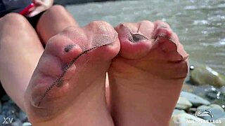 Láttál már istennőt, aki nylon talppal csábít a folyóparton?