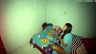 Vroča rjavolaska zapelje prijatelja v kadi