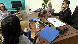 継母のエレベーターでのワイルド冒険 😈