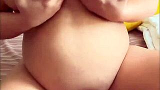 noseča arabska kurba v solo igri z dlakavo pičko in velikimi joškami