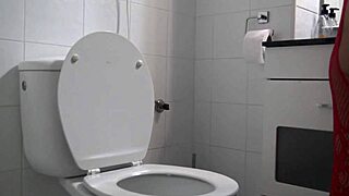 Francuska kukold žena piša iz dlakave pičke posle kreampaja. Amaterska marokanska MILF divlja sa strancem