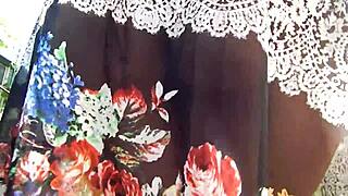 Μαλλιαρή Ώριμη Δείχνει την Πούτσα σε Διαφανές Φόρεμα Έξω!