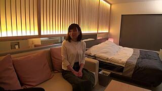 Pokladné video busty japonskej milf s obrovskými prirodzenými prsiami. Zriedkavý nález surovej krásy!