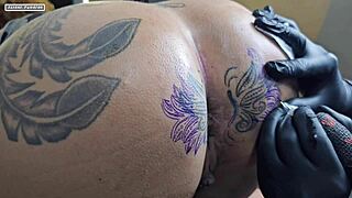 Krøllet milf strakt af kæmpe sort pik creampie