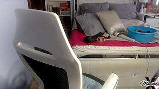 Максин X в белье пробует свою новую большую игрушку для удовольствия