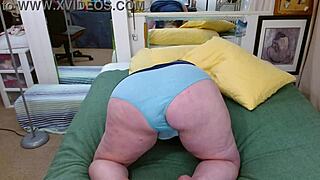 Сини гащи на баба ме подлудяват за закръгленото тяло на Люк