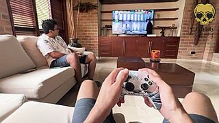 डेम, सौतेले भाई के दोस्त को वापस आने से पहले चोद रहा हूँ!