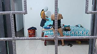 עקרות בית לטיניות חרמניות מלטפות תחתונים וציצים תוך כדי עשיית מטלות ביחד