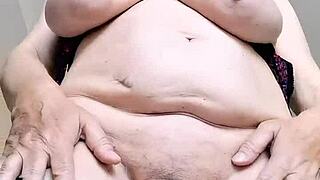 Azgın Büyük Memeli Olgun Kadın Aç Islak Amını Teşhir Ediyor