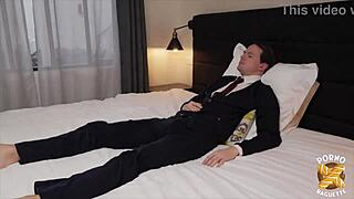 Amandine Coquine blir knullad av två hårda kukar i gruppsex